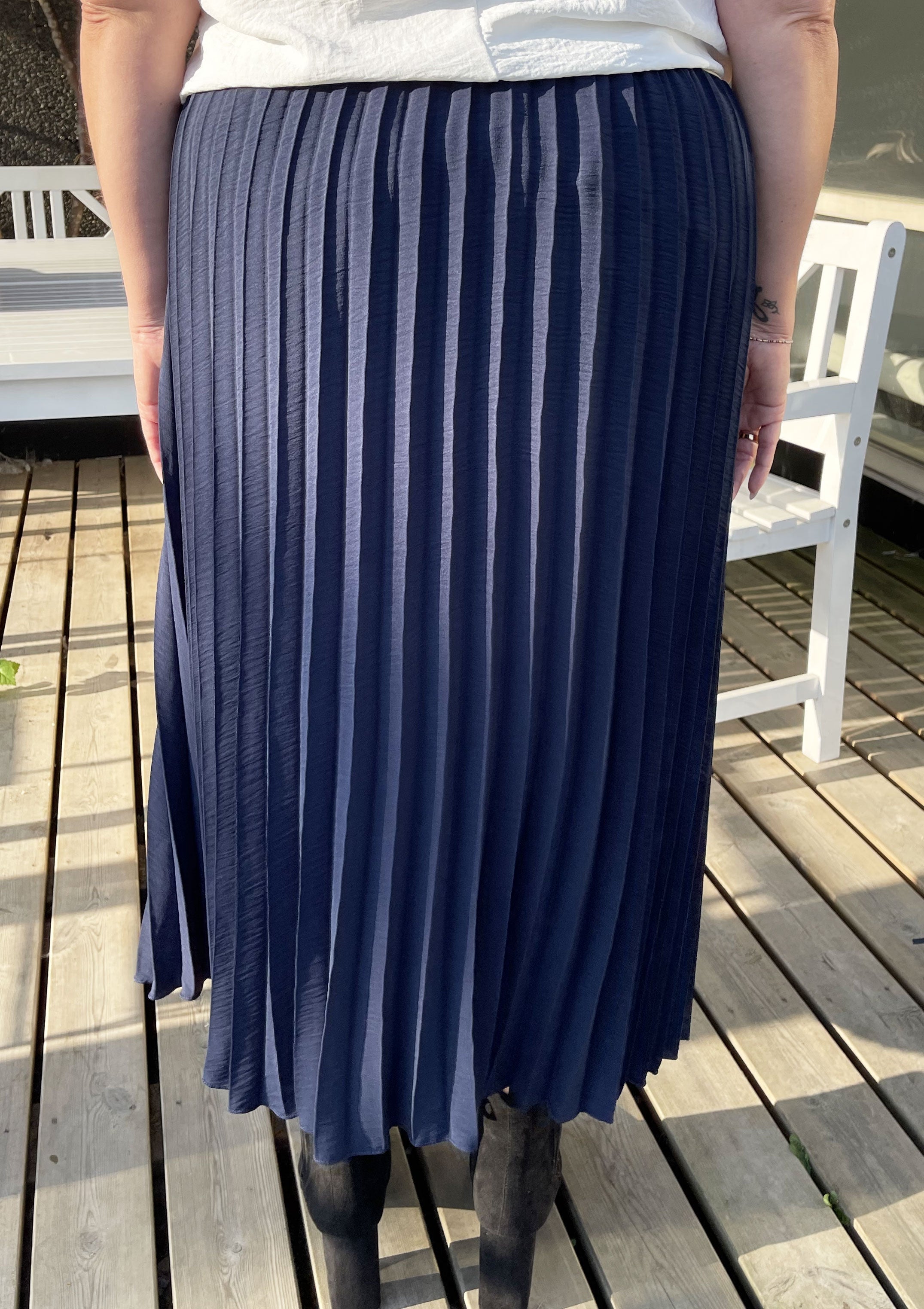 Mirjana - Lång plisserad kjol i stora storlekar - Black